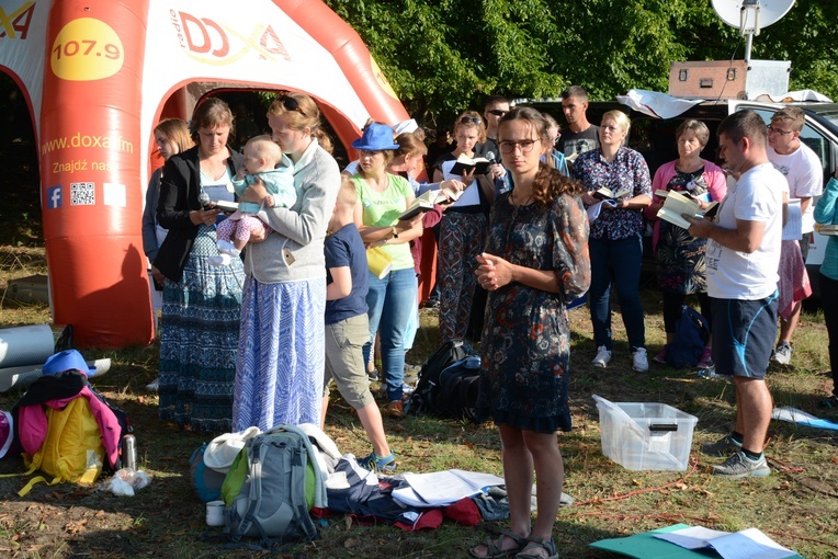 Poranek na polanie w Pietraszowie