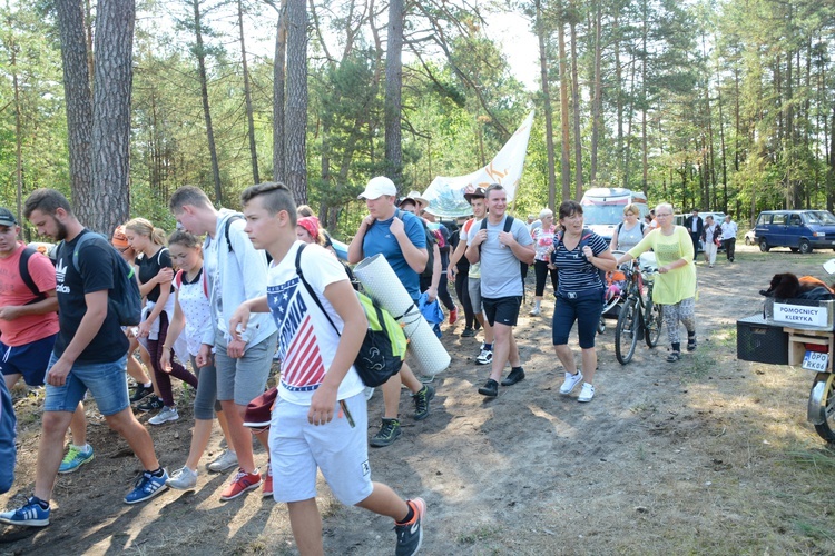 Pielgrzymi na leśnych ścieżkach