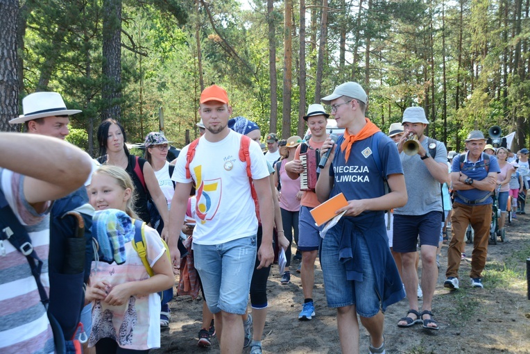 Pielgrzymi na leśnych ścieżkach