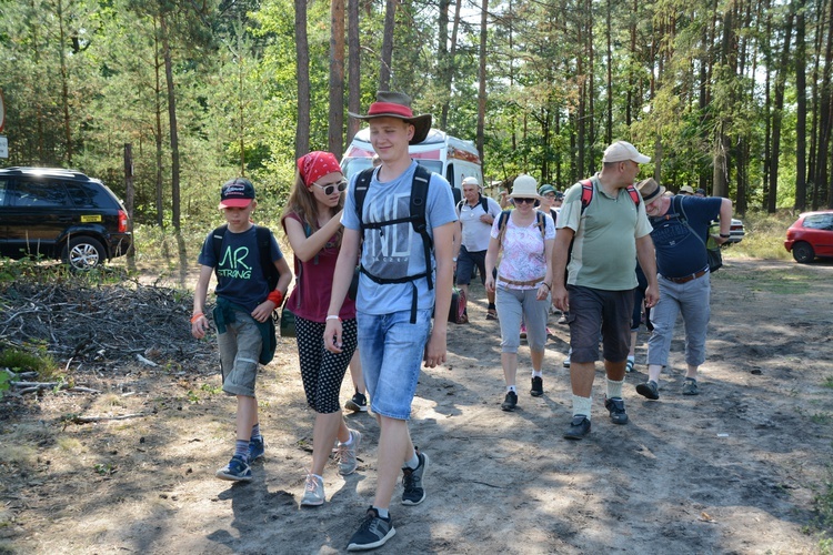 Pielgrzymi na leśnych ścieżkach