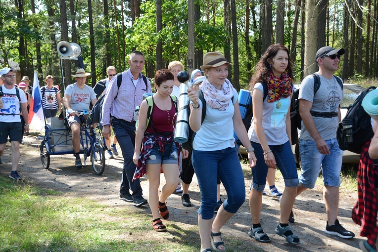 Pielgrzymi na leśnych ścieżkach