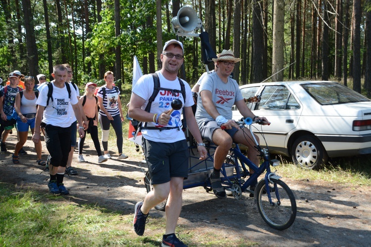 Pielgrzymi na leśnych ścieżkach