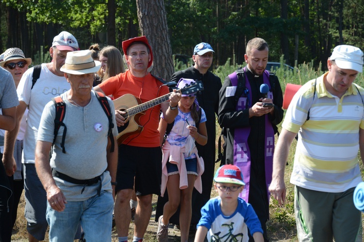 Pielgrzymi na leśnych ścieżkach