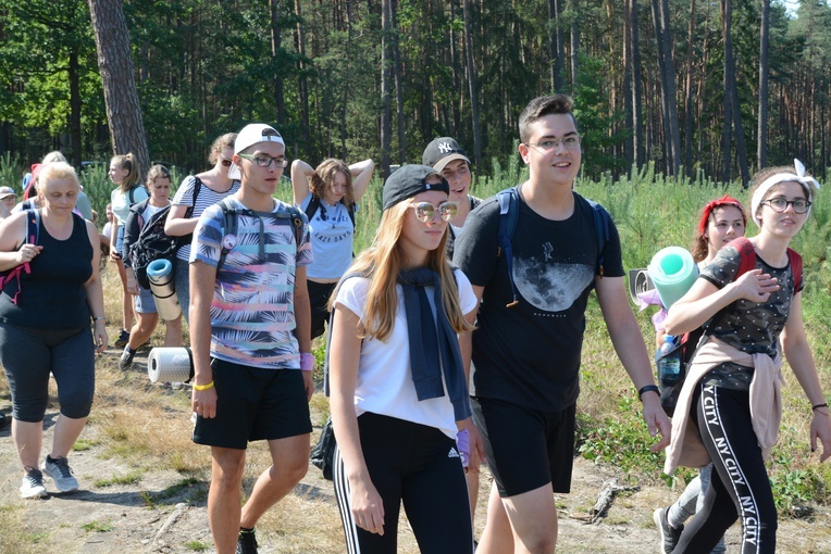 Pielgrzymi na leśnych ścieżkach