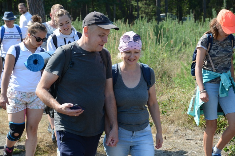 Pielgrzymi na leśnych ścieżkach
