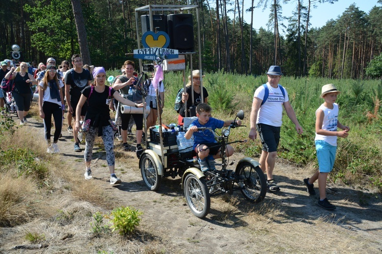 Pielgrzymi na leśnych ścieżkach