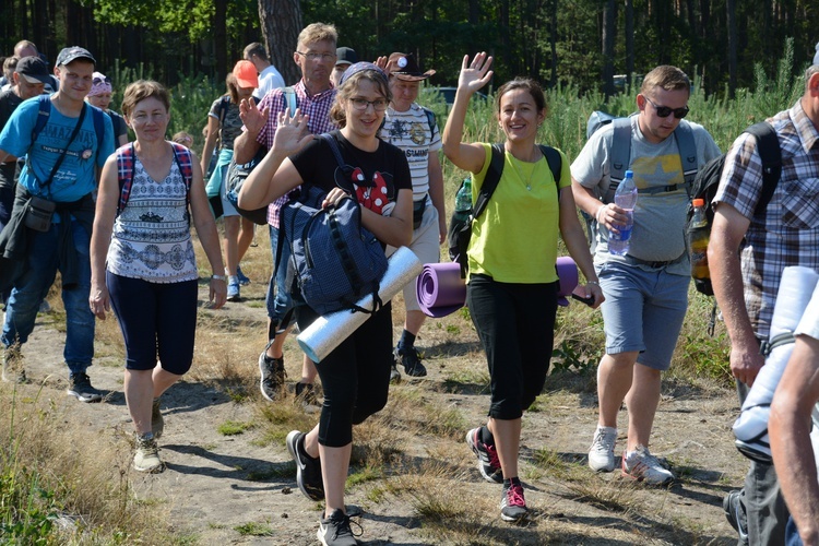 Pielgrzymi na leśnych ścieżkach