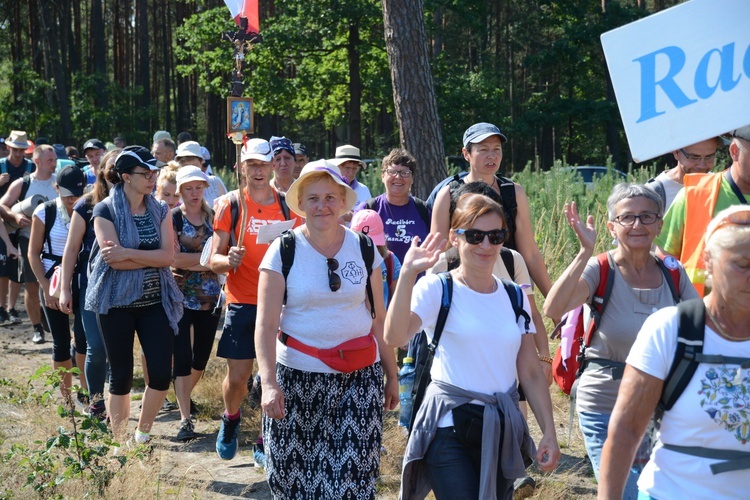 Pielgrzymi na leśnych ścieżkach