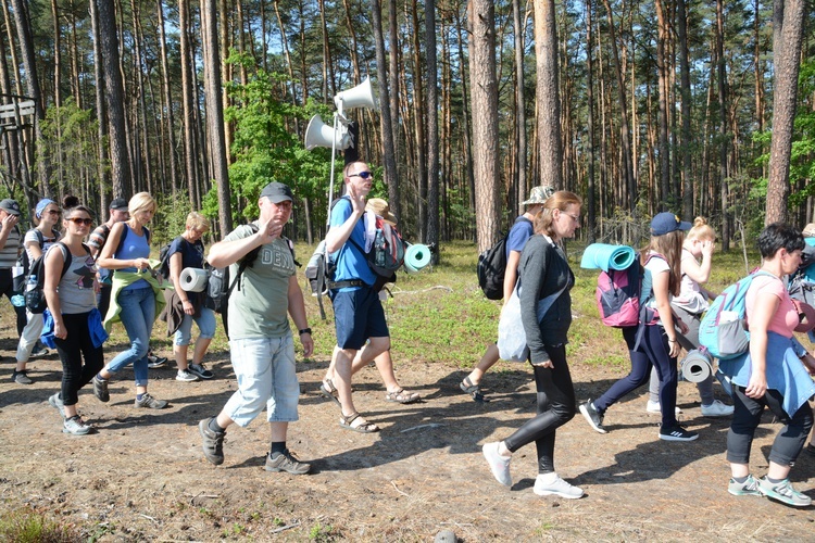 Pielgrzymi na leśnych ścieżkach