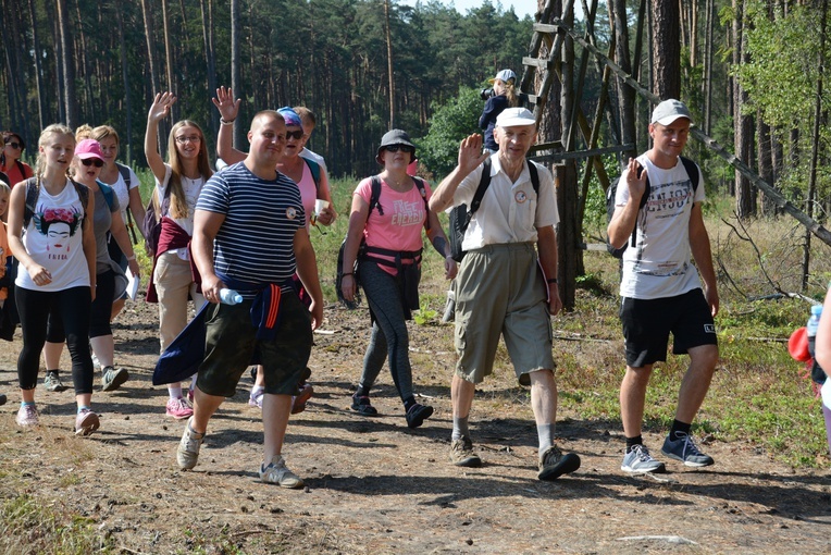 Pielgrzymi na leśnych ścieżkach