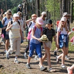 Pielgrzymi na leśnych ścieżkach