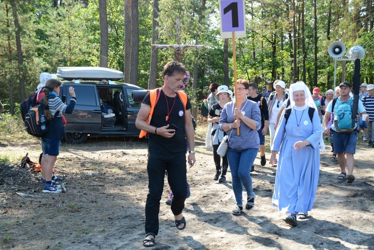 Pielgrzymi na leśnych ścieżkach