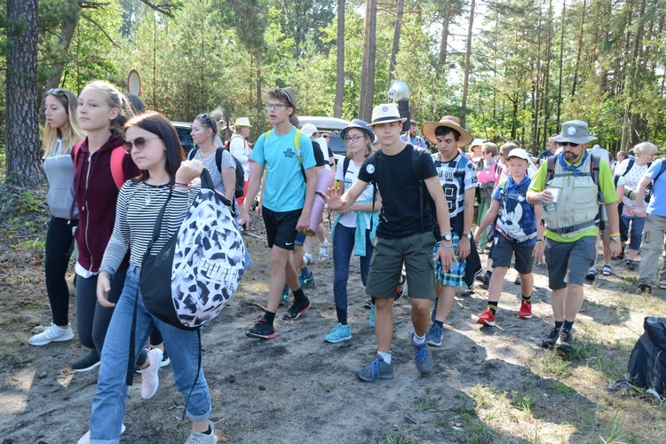 Pielgrzymi na leśnych ścieżkach