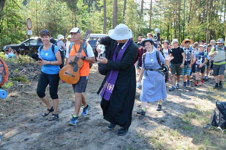 Pielgrzymi na leśnych ścieżkach