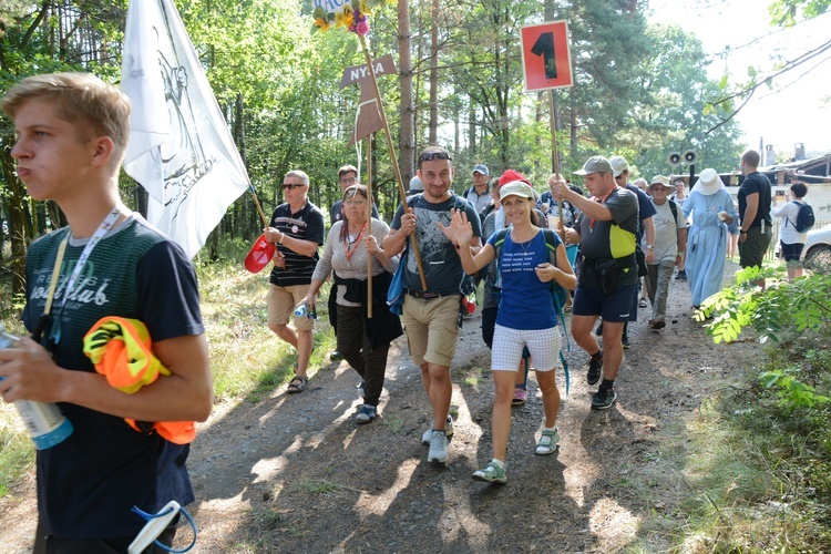 Pielgrzymi na leśnych ścieżkach