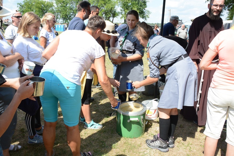 Pielgrzymkowy obiad w Gwoździanach