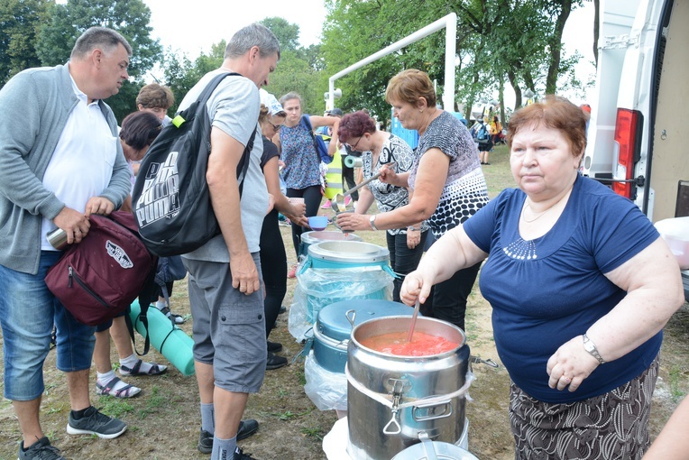 Pielgrzymkowy obiad w Gwoździanach