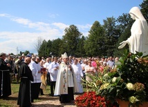 Na rychwałdzkich błoniach bp Piotr Greger pobłogosławił figurę Matki Bozej Niepokalanej, ufundowaną przez rodzinę Stopyrów.