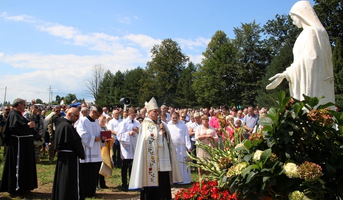 Na rychwałdzkich błoniach bp Piotr Greger pobłogosławił figurę Matki Bozej Niepokalanej, ufundowaną przez rodzinę Stopyrów.