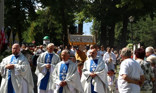 Procesja eucharystyczna na zakończenie Mszy św. odpustowej w Rychwałdzie 15 sierpnia.