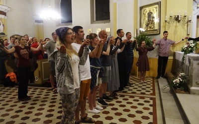 Pielgrzymka na Jasną Górę. Na zakończenie pierwszego dnia na nowo wybrali Jezusa