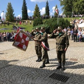 Wojsko oraz służby mundurowe licznie reprezentowały poczty sztandarowe.