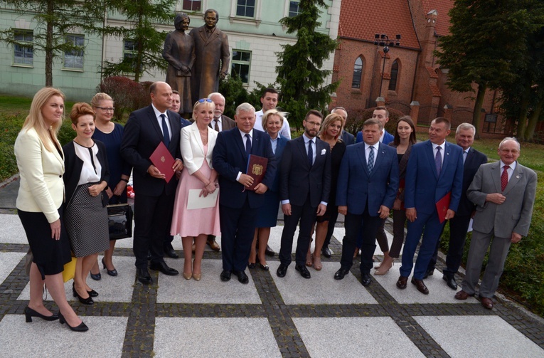 Prezentacja radomskich kandydatów odbyła się podczas konferencji prasowej, zorganizowanej przed pomnikiem pary prezydenckiej Marii i Lecha Kaczyńskich oraz ofiar katastrofy smoleńskiej.