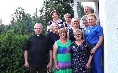 Ks. Stanisław Wlazło, Anna Lis (z prawej), Mieczysław Woźniak i wolontariuszki PKC. Maria Krzemińska u góry z lewej.