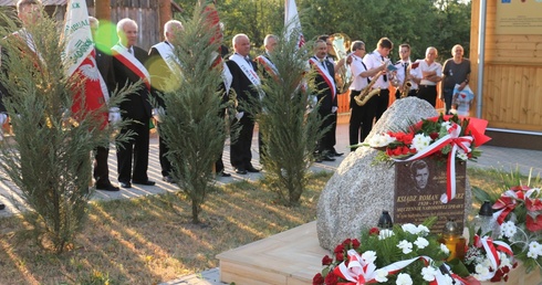 Uczestnicy złożą kwiaty pod obeliskiem przy plebanii - muzeum w Pelagowie-Trablicach. 