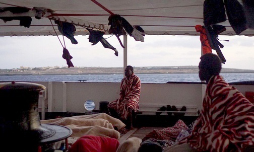 Włochy: impas wokół kolejnego statku z migrantami 