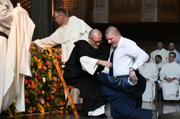 Obłóczyny u dominikanów. Wybrali skrajne wariactwo