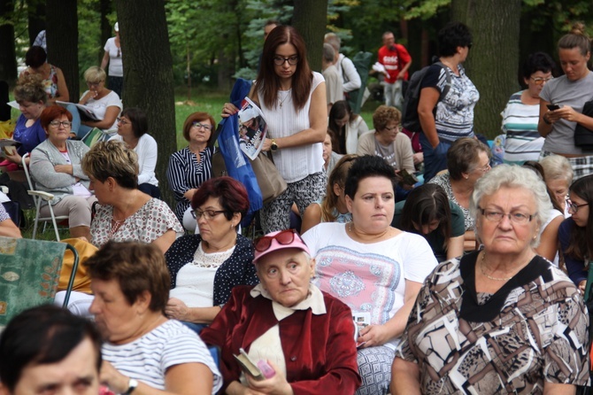 Pielgrzymka kobiet - zapełnia sie piekarskie wzgórze