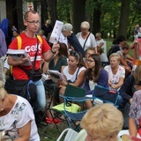Pielgrzymka kobiet - zapełnia sie piekarskie wzgórze