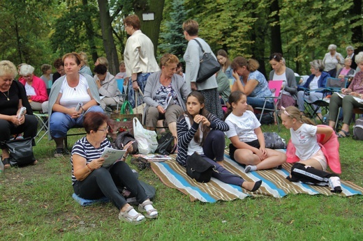 Pielgrzymka kobiet - zapełnia sie piekarskie wzgórze