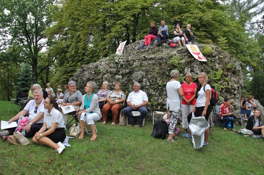 Pielgrzymka kobiet - zapełnia sie piekarskie wzgórze