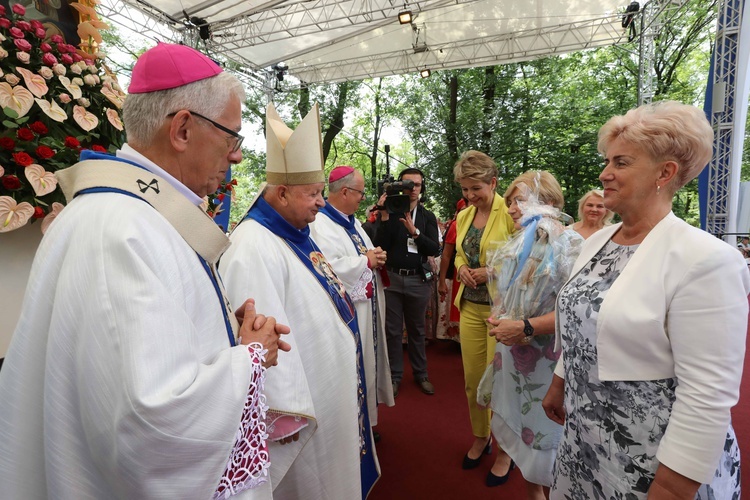 Piekarska pielgrzymka kobiet część 1.