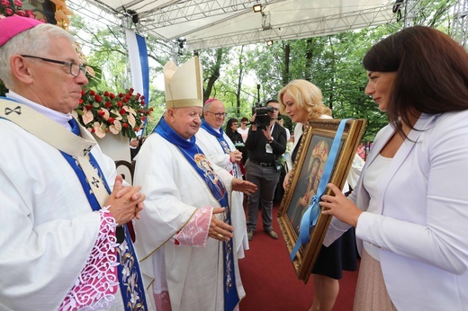 Piekarska pielgrzymka kobiet część 1.