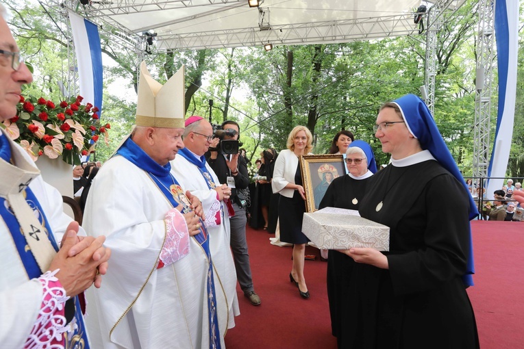 Piekarska pielgrzymka kobiet część 1.