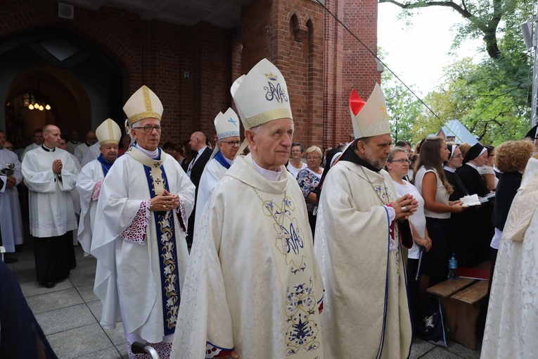 Piekarska pielgrzymka kobiet część 1.