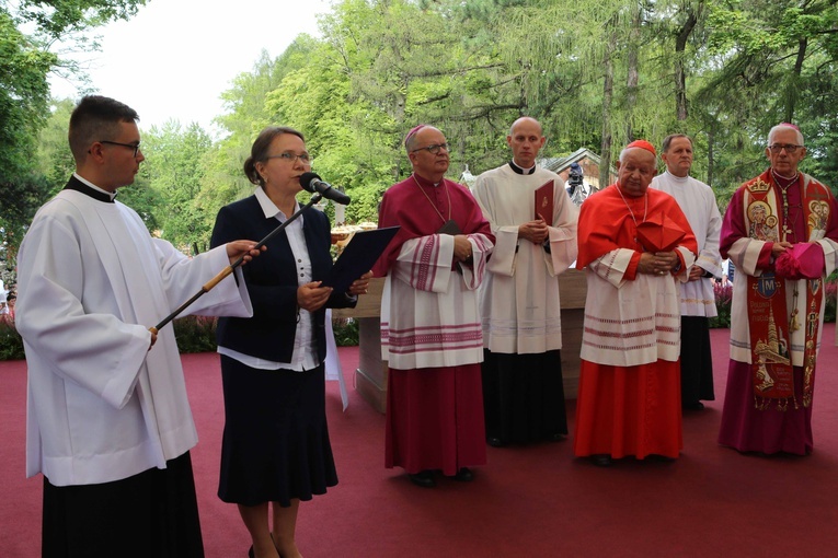 Piekarska pielgrzymka kobiet część 1.