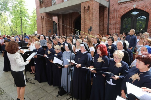 Piekarska pielgrzymka kobiet część 1.