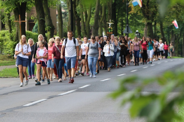 Piekarska pielgrzymka kobiet część 1.