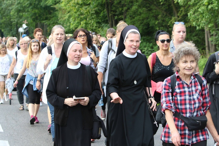 Piekarska pielgrzymka kobiet część 1.