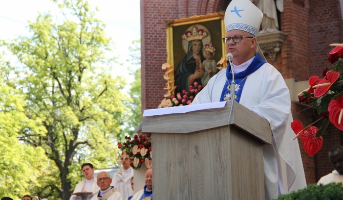 Bp Andrzej Czaja w Piekarach Śląskich: Bądźcie jak stabilne dzwonnice z katedry Notre-Dame 