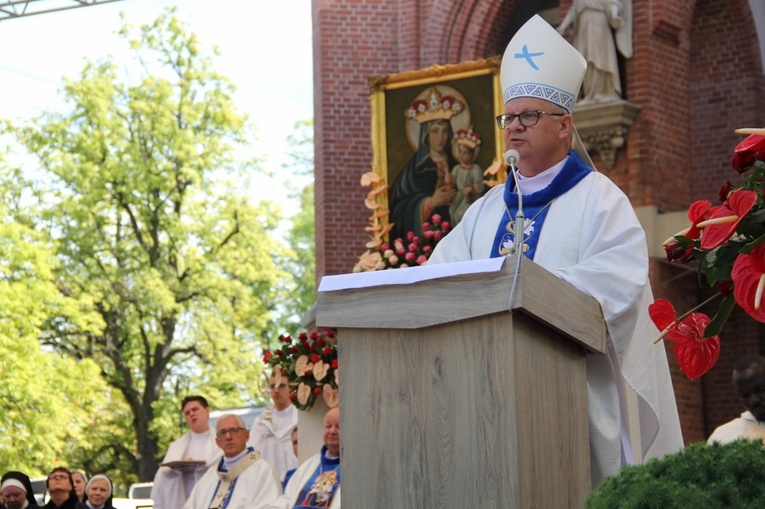 Bp Andrzej Czaja w Piekarach Śląskich: Bądźcie jak stabilne dzwonnice z katedry Notre-Dame 