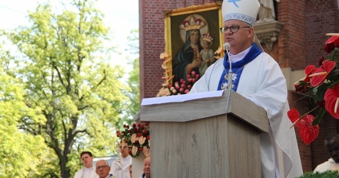 Bp Andrzej Czaja w Piekarach Śląskich: Bądźcie jak stabilne dzwonnice z katedry Notre-Dame 