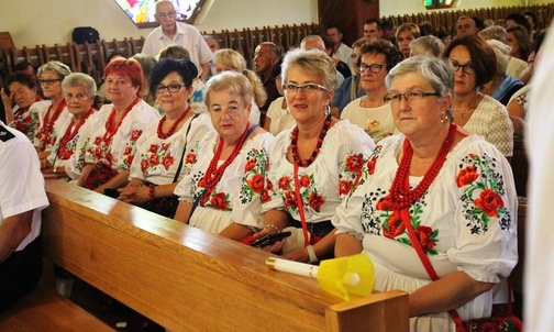 Gospodynie z Pewli Wielkiej w kościele parafialnym.