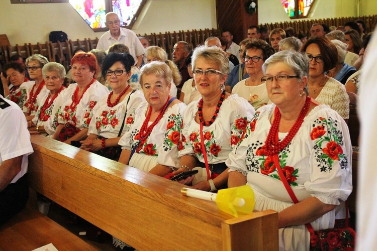 Gospodynie z Pewli Wielkiej w kościele parafialnym.