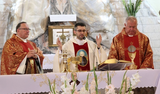 Relikwie św. Maksymiliana na ołtarzu, podczas Mszy św. sprawowanej przez o. Arkadiusza Bąka (w środku) ks. Jerzego Kolasińskiego (L) i ks Krzysztofa Spyrę (P).