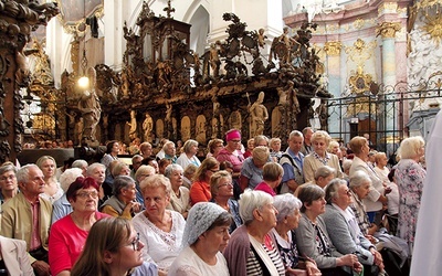 W maryjnym spotkaniu wzięło udział  ponad 1000 osób,  w tym ok. 50 kapłanów.